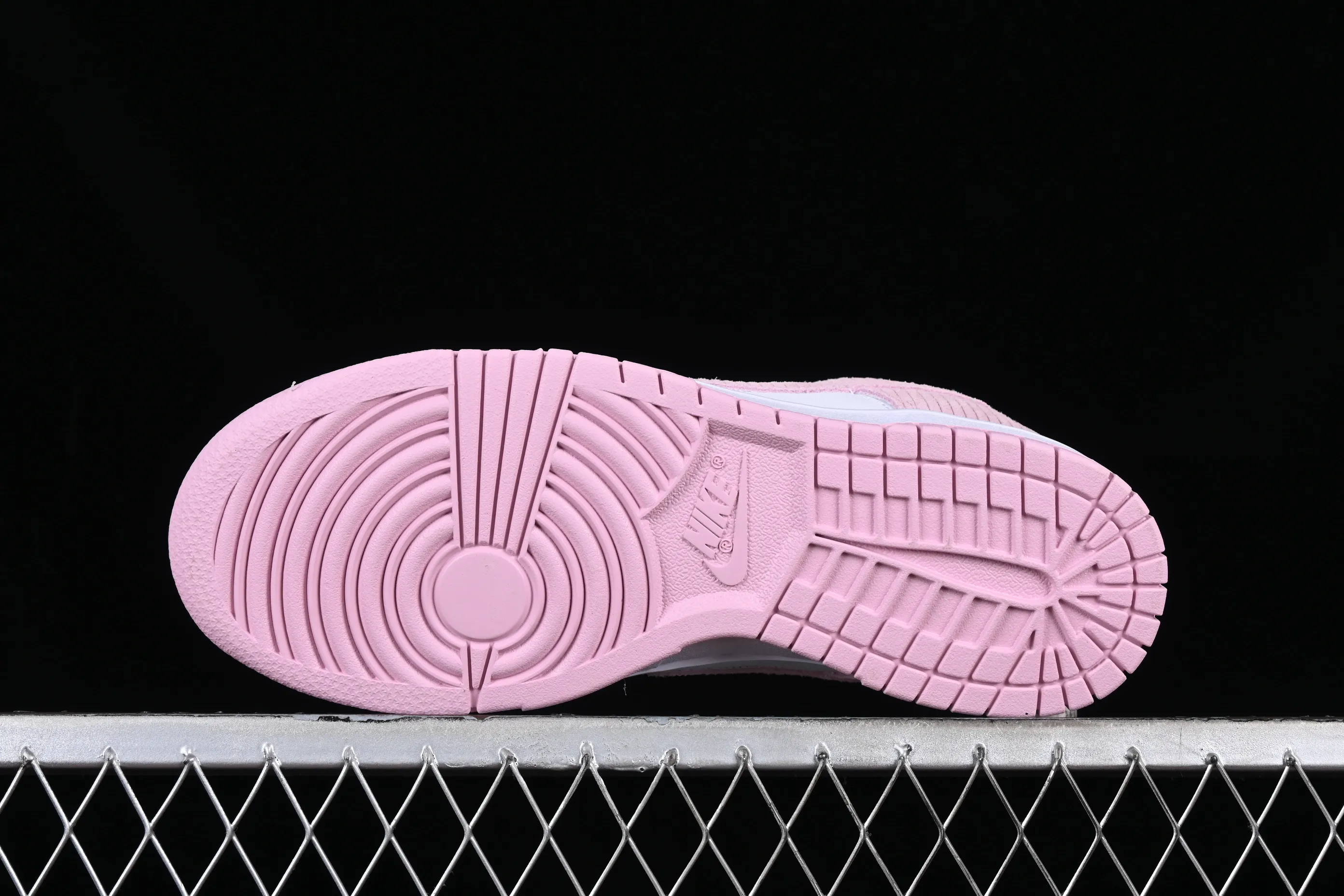 All categories Nk SB Dunk Series Nk SB Dunk Low low-top sneakers Cost-effective version Nk Dunk Low "Pink Corduroy" dirty pink corduroy SB low-top sports and leisure sneakers FN7167-100